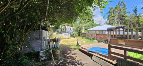 Large 3  Bedroom End of Terrace  for Rent