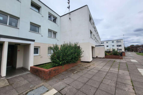 2 Bedroom Ground Floor Flat for Sale on Essex Clo
