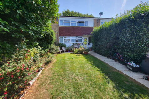 Large 3 Bedroom Terraced for Sale with large Summ