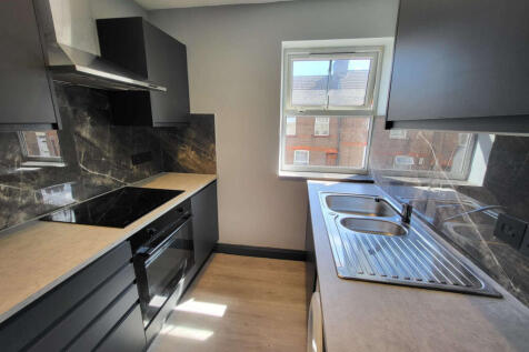 Stunning 2 Bedroomed Flat on split levels