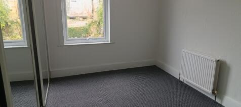 Bedroom 1 pic 2