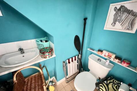 Cloakroom off