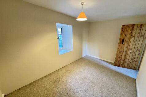 Ground floor bedroom/office
