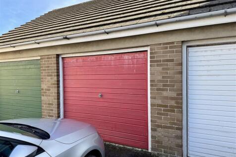 Off lying garage