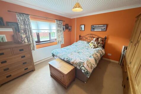 Front bedroom 3