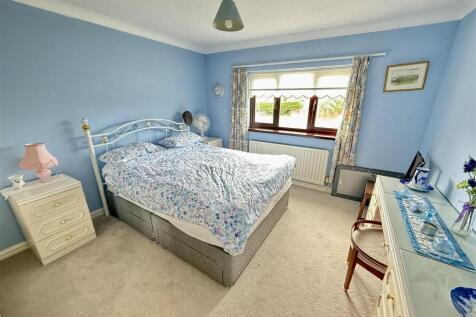 Front bedroom 4