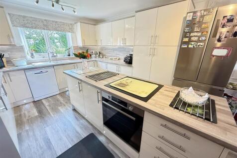 Kitchen/ Dining area