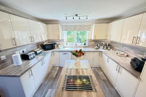Kitchen/ Dining area