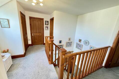 Spacious galleried landing