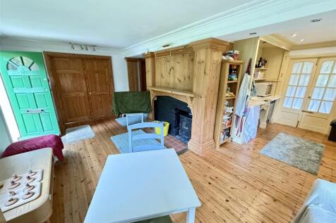 Open Plan Living Room / Kitchen