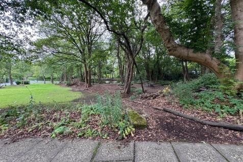 Communal Heaton Grove Pond