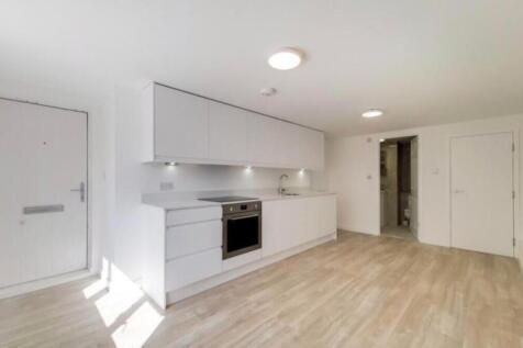 SECURE GROUND FLOOR STUDIO APARTMENT