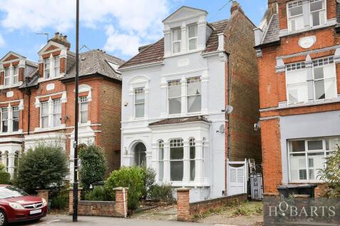 ONE-DOUBLE BEDROOM TOP FLOOR APARTMENT CONVERTED 