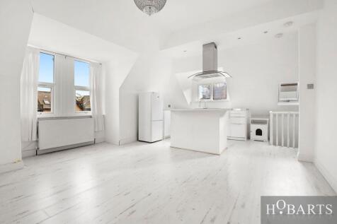 ONE-DOUBLE BEDROOM TOP FLOOR APARTMENT CONVERTED 