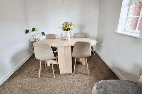 LOUNGE/DINING ROOM