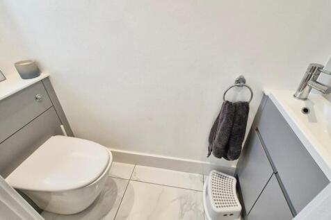 GROUND FLOOR CLOAKROOM
