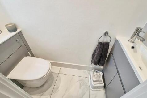 GROUND FLOOR CLOAKROOM