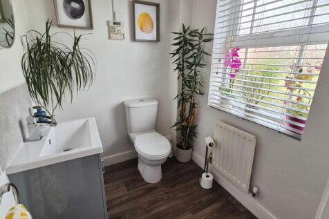 GUEST CLOAKROOM