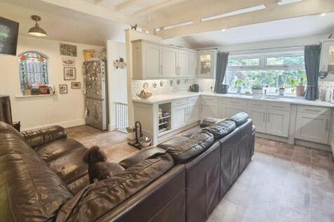 KITCHEN/FAMILY ROOM