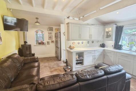 KITCHEN/FAMILY ROOM