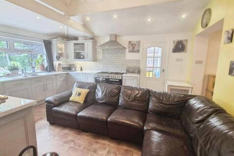 KITCHEN/FAMILY ROOM
