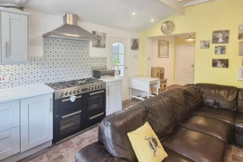KITCHEN/FAMILY ROOM