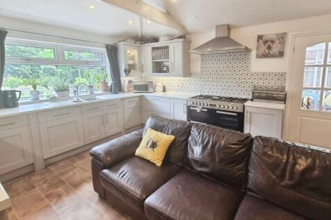 KITCHEN/FAMILY ROOM