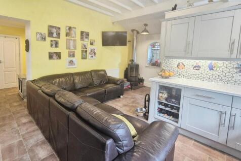KITCHEN/FAMILY ROOM