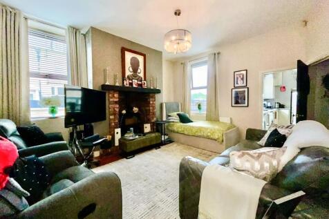 Living Room / Fifth Bedroom