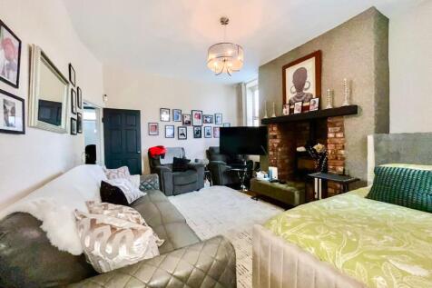 Living Room / Fifth Bedroom