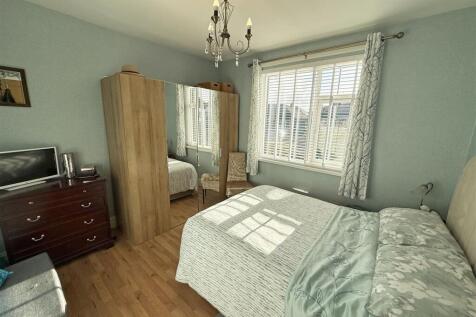 Bedroom 1.jpg