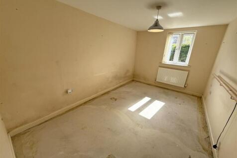 Bedroom 1.jpg