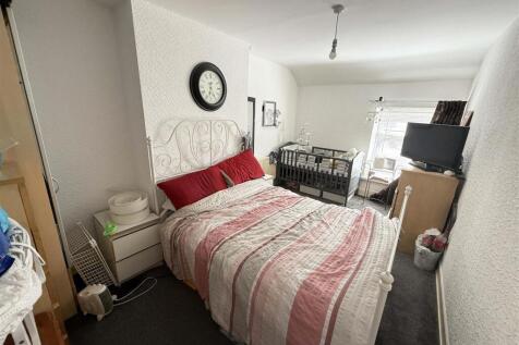 Bedroom 1.jpg