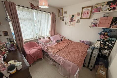 Bedroom 1.jpg