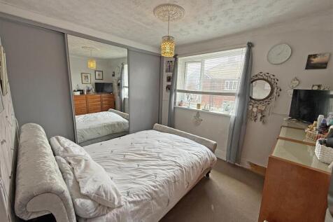 Bedroom 1.jpg