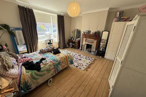 Bedroom 1.jpg