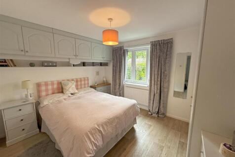 Bedroom 1.jpg