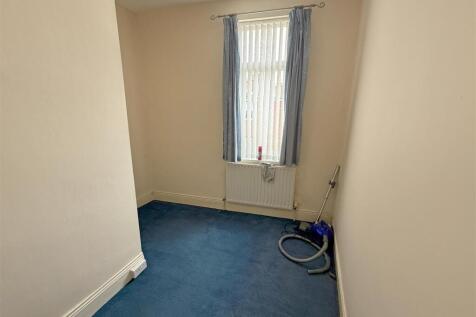 Bedroom 1.jpg
