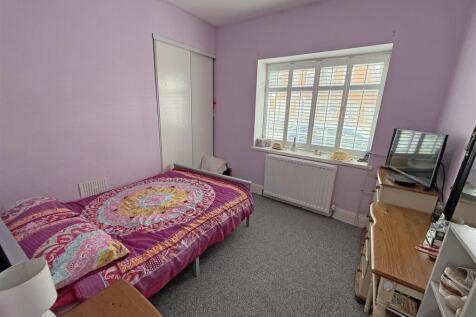 Bedroom 1.jpg