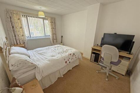 Bedroom 1.jpg