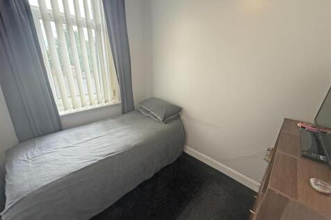Bedroom 1.jpg
