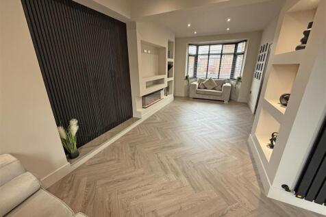 Living room andgle 2.jpg