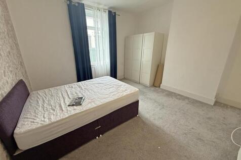 Bedroom 1.jpg