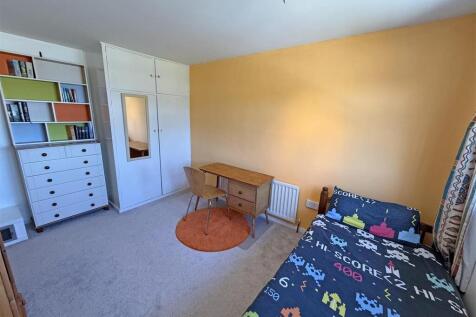 Bedroom 1.jpg