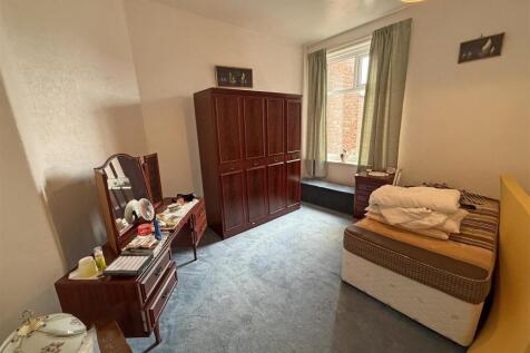 Bedroom 1.jpg