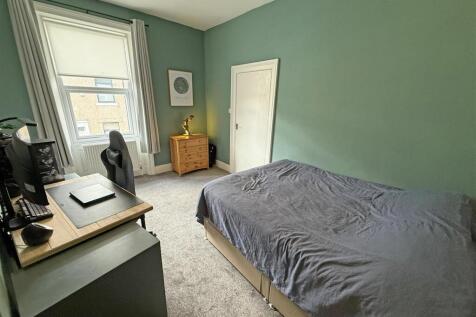 Bedroom 1.jpg