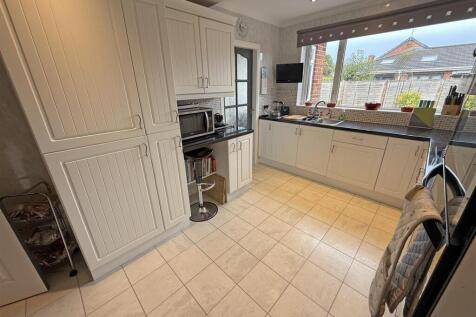 Kitchen v2.jpg