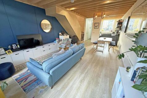 Smiths Dock Living Area pic 2.jpg