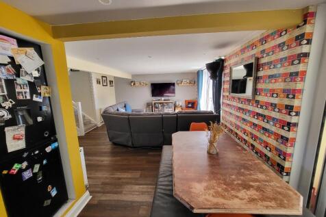 Lounge / Dining Area