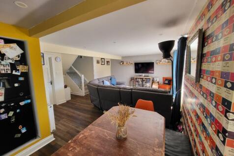 Lounge / Dining Area